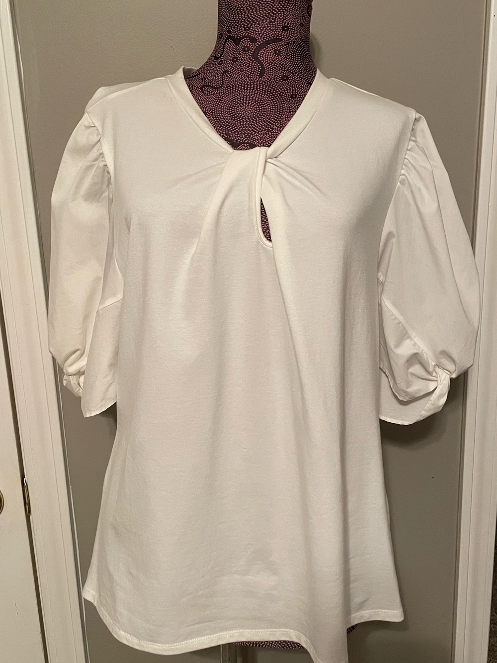 Marc New York Andrew Marc White Bubble Sleeved V Neck top size XL